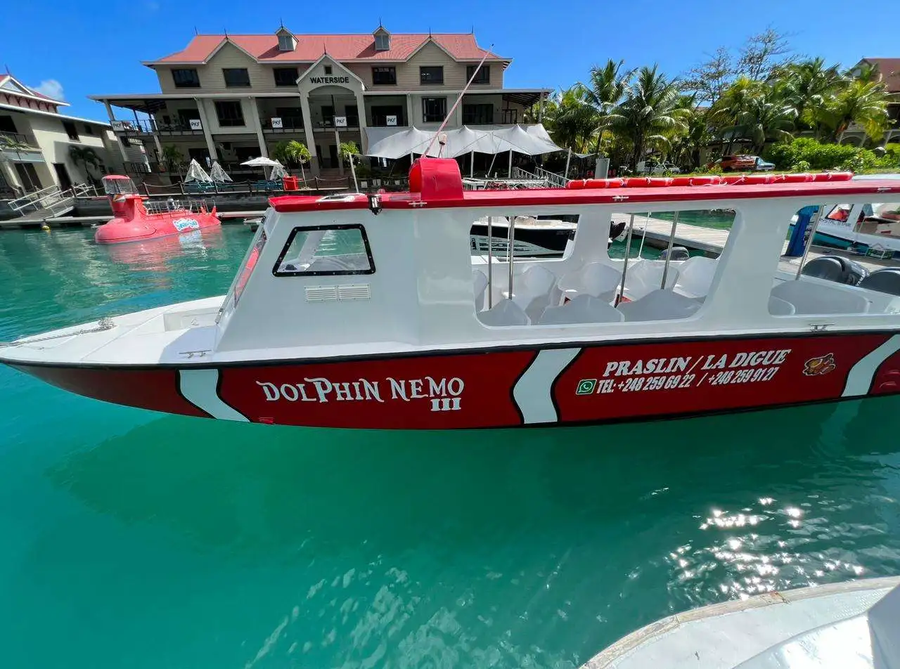 Dolphin Nemo III w marinie Eden Island