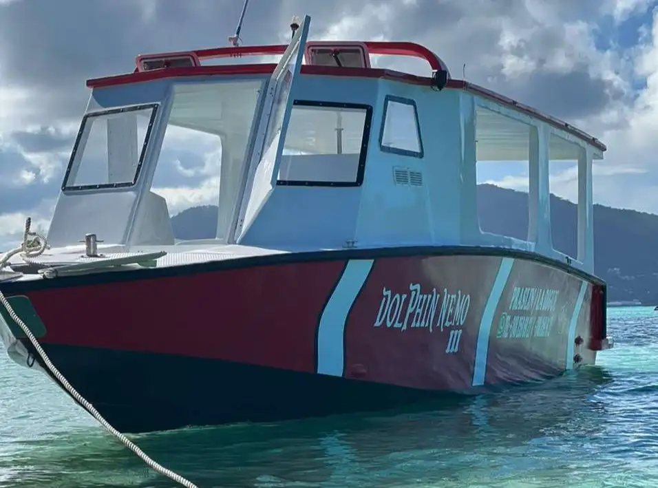 Dolphin Nemo III używany podczas wycieczek na Praslin i La Digue